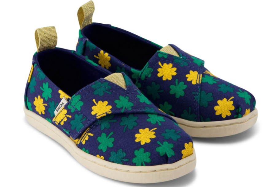 pair os shamrock print slip on sneakers